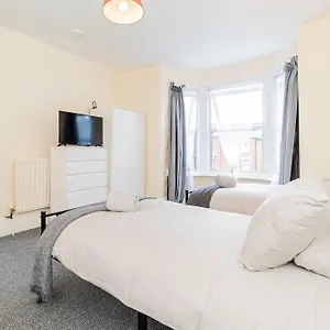 Shirley House 5, Guest House, Self Catering, Self Check In With Smart Locks, Use Of Fully Equipped Kitchen, Close To Centre, Ideal For Longer And Fawley Contractors Guest house