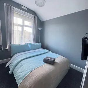 Shirley House 6, Guest House, Self Catering, Self Check In With Smart Locks, Use Of Fully Equipped Kitchen, Close To Centre, Ideal For Longer Stays, Excellent Transport Links Guest house